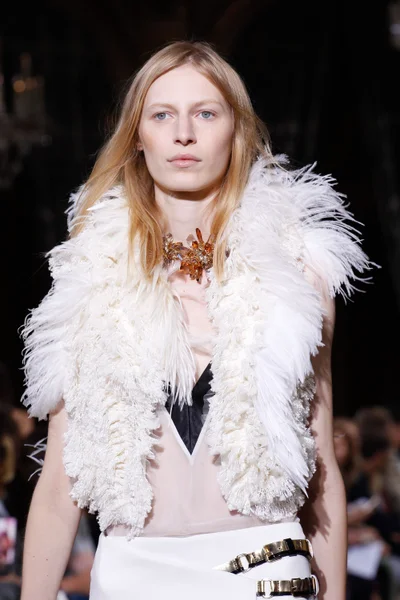Look 15